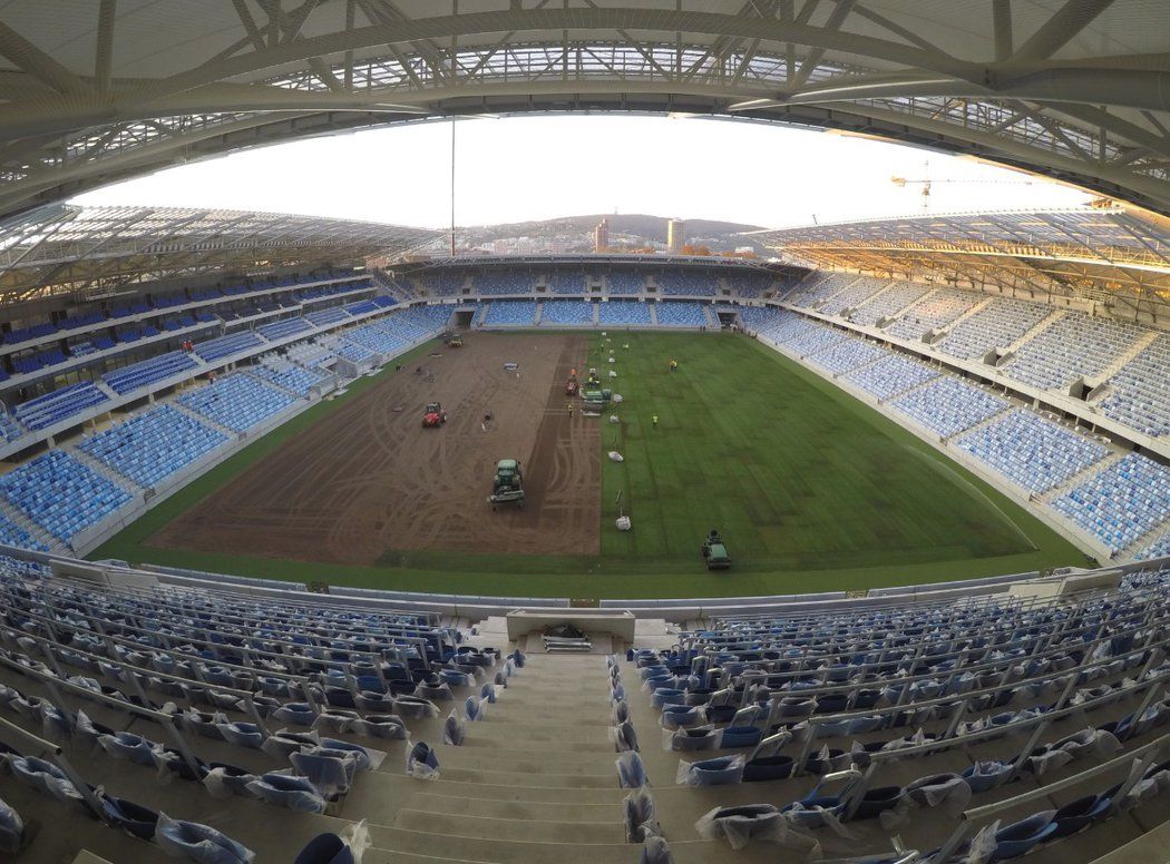 Na stadionu Tehelné pole už byl položen trávník z Holandska