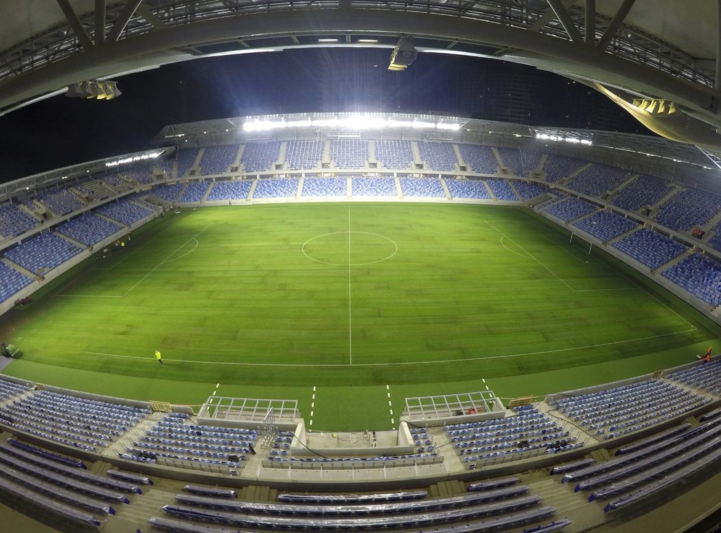 Na stadionu Tehelné pole už byl položen trávník z Holandska