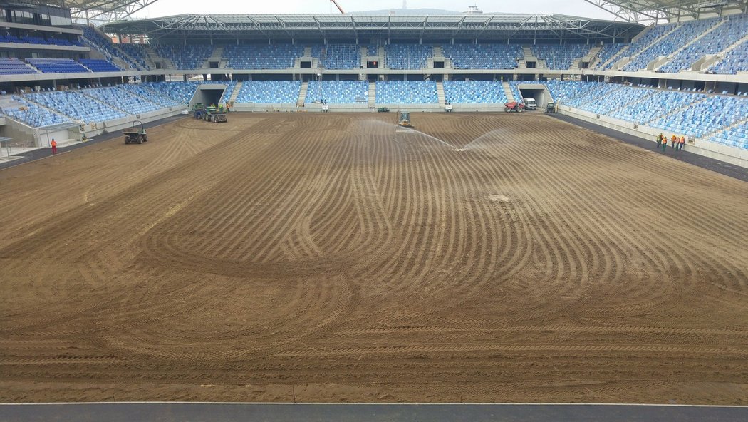 Stadion Tehelné pole ve výstavbě. Od demolice původního stadionu trvala výstavba pět let