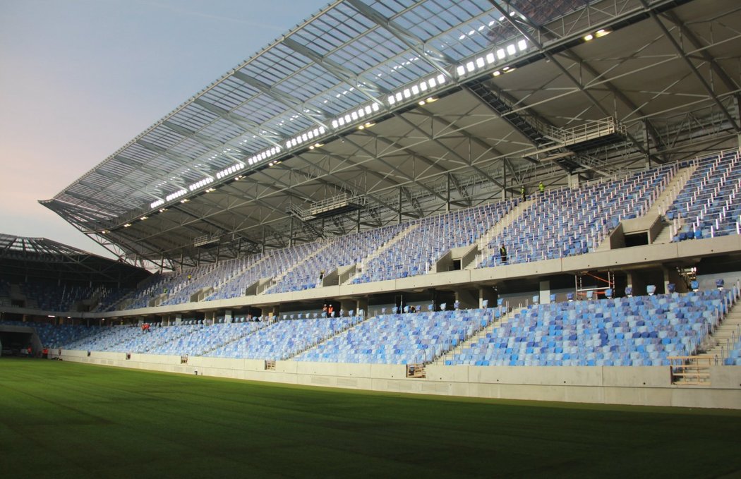 Na stadionu Tehelné pole už byl položen trávník z Nizozemska