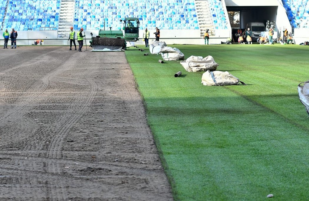 Na stadionu Tehelné pole už byl položen trávník z Holandska