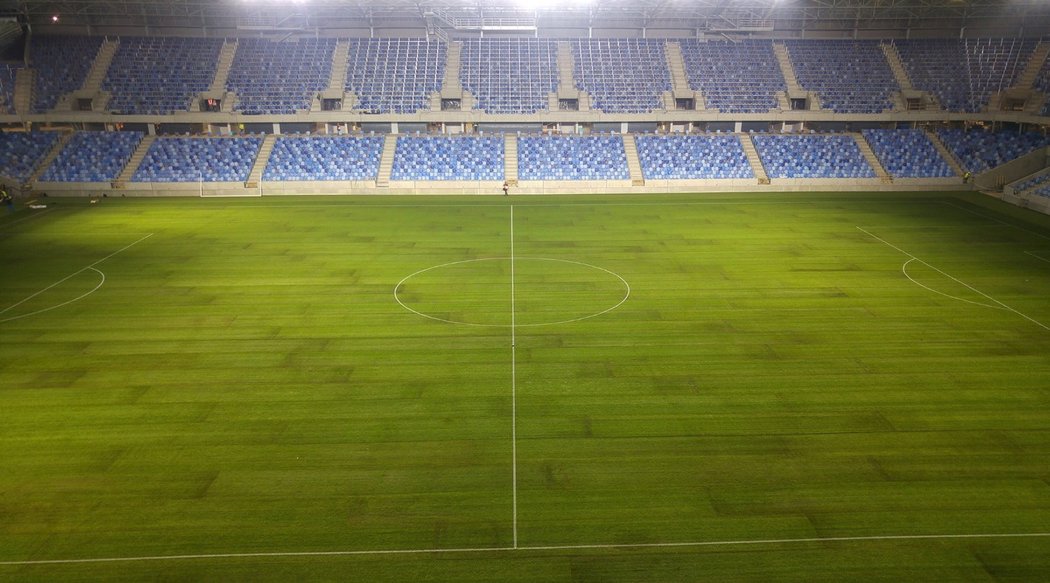 Na stadionu Tehelné pole už byl položen trávník z Nizozemska