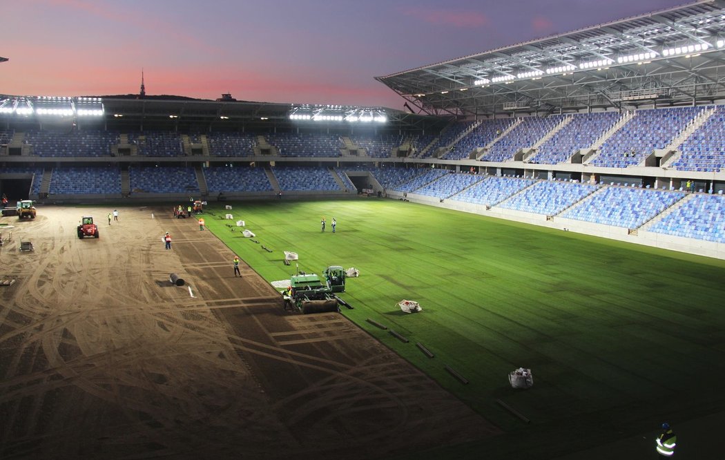 Na stadionu Tehelné pole už byl položen trávník z Nizozemska