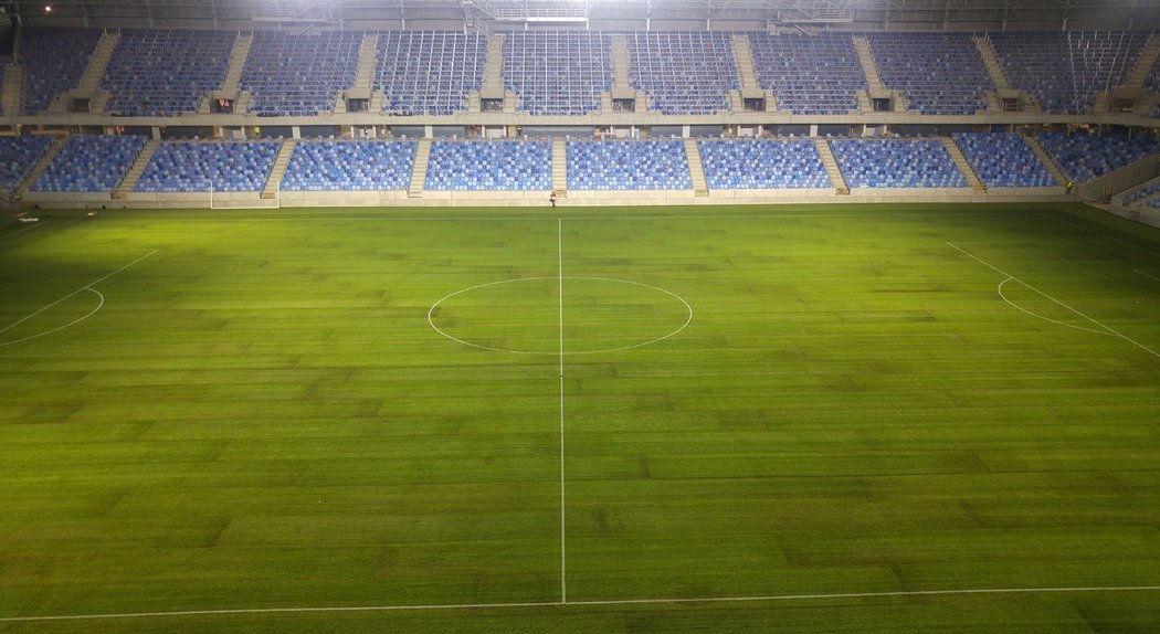 Na stadionu Tehelné pole už byl položen trávník z Nizozemska