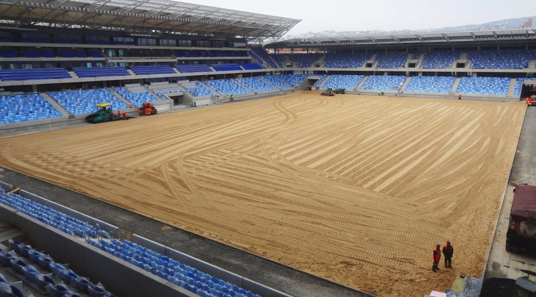 Stadion Tehelné pole ve výstavbě. Od demolice původního stadionu trvala výstavba pět let