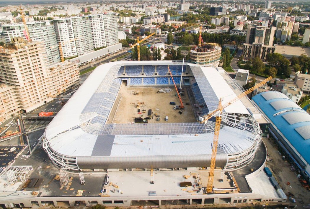 Stadion Tehelné pole ve výstavbě. Od demolice původního stadionu trvala výstavba pět let