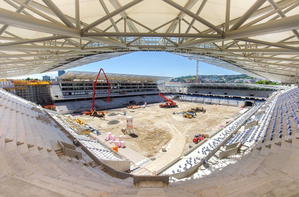 Stadion Tehelné pole ve výstavbě. Od demolice původního stadionu trvala výstavba pět let