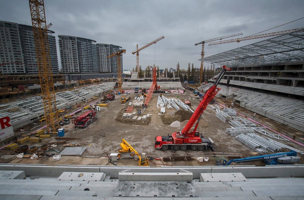 Stadion Tehelné pole ve výstavbě. Od demolice původního stadionu trvala výstavba pět let