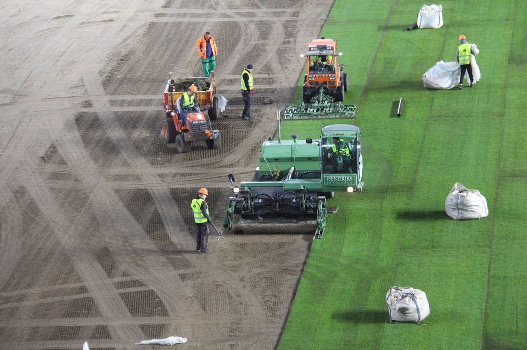 Na stadionu Tehelné pole už byl položen trávník z Holandska