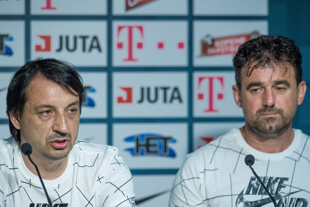 Trenérské duo Zsolt Hornyák (vpravo) - Branislav Sokoli (vlevo) na tiskové konferenci v den zahájení letní přípravy týmu