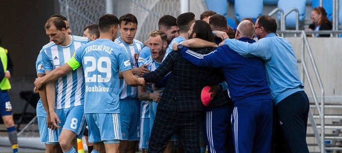 Fotbalisté Slovanu Bratislava se radují z gólu do sítě Dunajské Stredy