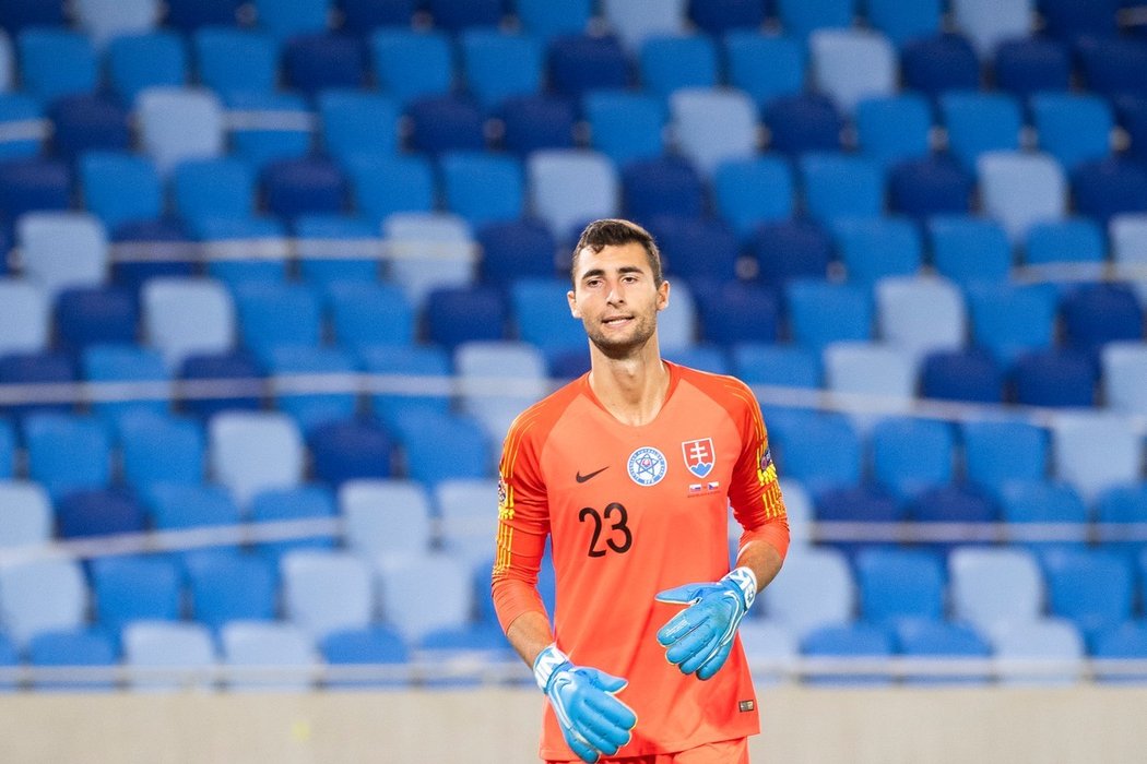 Byla to ostuda a otřesný výkon slovenských fotbalistů, Češi dominovali na hřišti téměř celý zápas, napsal slovenský tisk po prohře Slováků s Českem 1:3 v úvodu nového ročníku Ligy národů. 