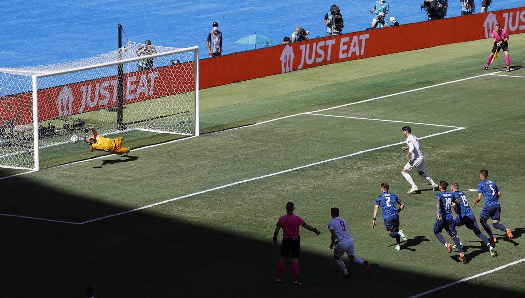 Martin Dúbravka chytil Moratovi penaltu