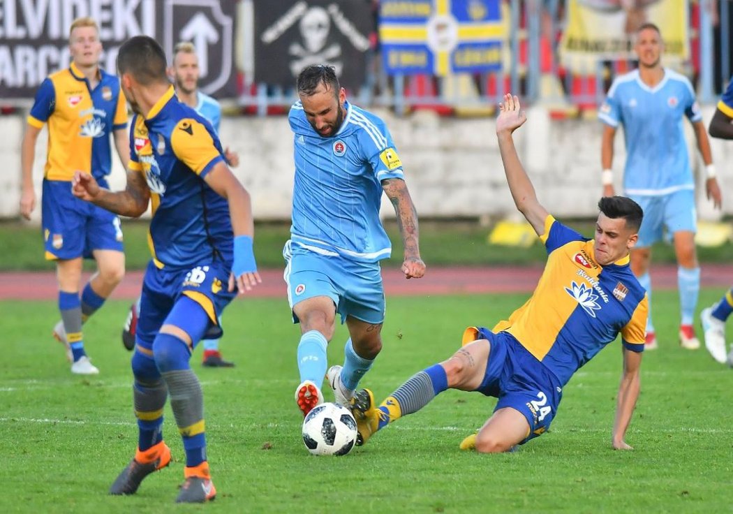 Slovan Bratislava v přímém souboji o první místo slovenské Fortuna ligy porazil Dunajskou Stredu 3:2.