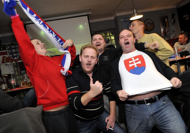 Radost slovenských fanoušků po postupu fotbalistů na světový šampionát. Radost slovenských fanoušků po postupu fotbalistů na světový šampionát.