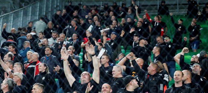 Fanoušci na stadionu v Budapešti před kvalifikačním utkáním Maďarska se Slovenskem