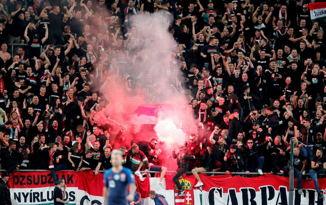 Bouřlivá atmosféra na stadionu v maďarském Budapešti, kde proběhl vyhrocený souboj se Slovenskem