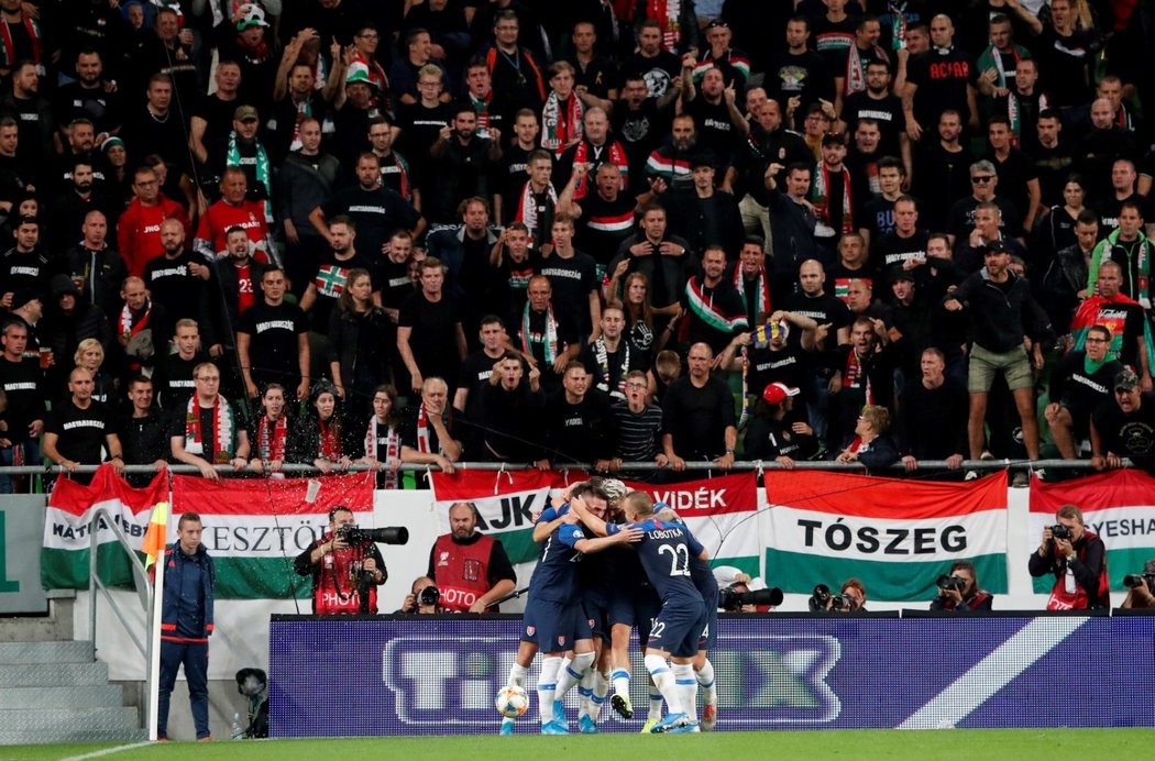 Fanoušci na stadionu v Budapešti během kvalifikačního utkání Maďarska se Slovenskem