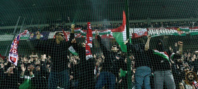 Rozdováděné fanoušky Slovenska a Maďarska musela na stadionu krotit policie