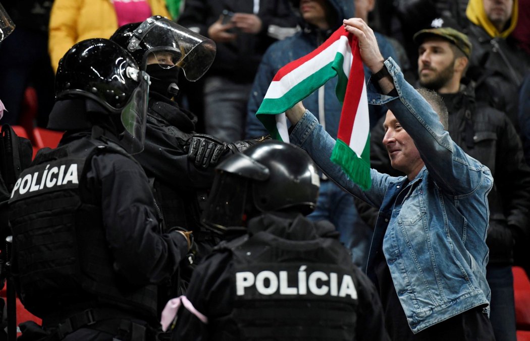 Rozdováděné fanoušky Slovenska a Maďarska musela na stadionu krotit policie
