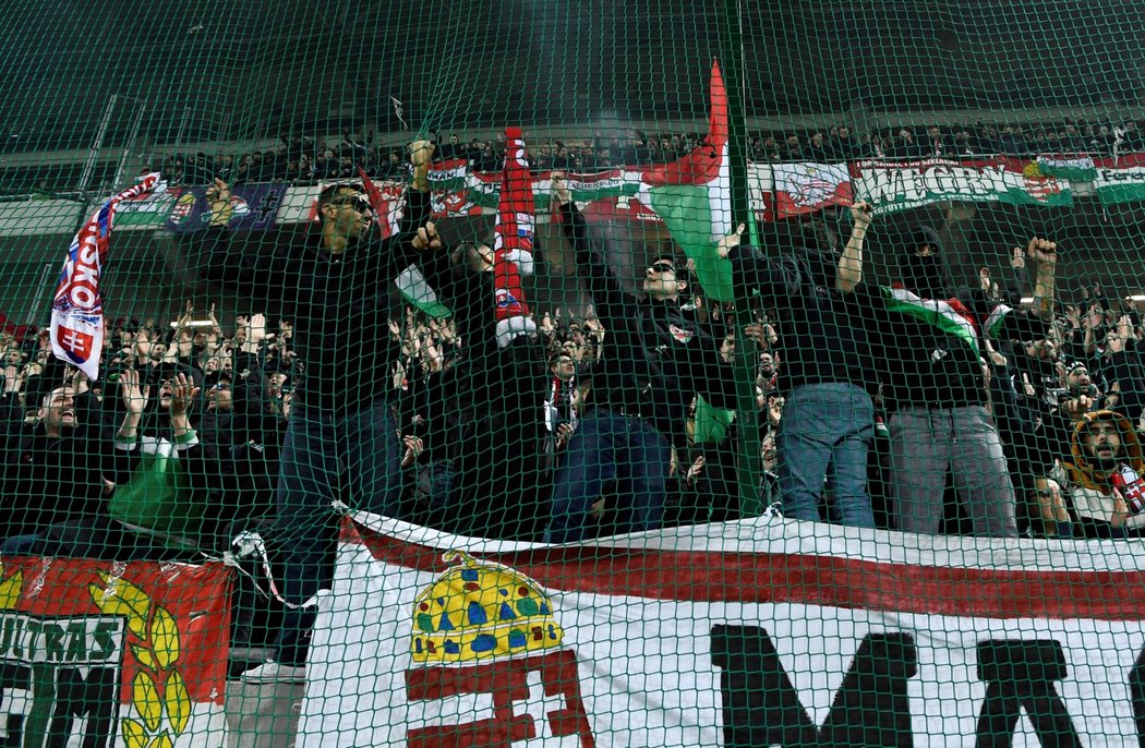 Rozdováděné fanoušky Slovenska a Maďarska musela na stadionu krotit policie