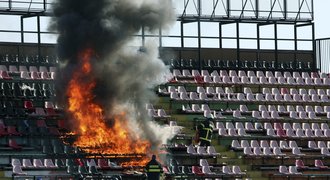 Slovensko: Při fotbale hořelo, fanoušci řádili