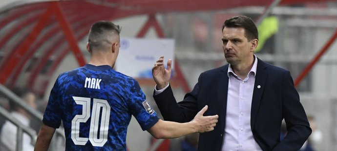 Róbert Mark přijímá gratulace trenéra Tarkoviče