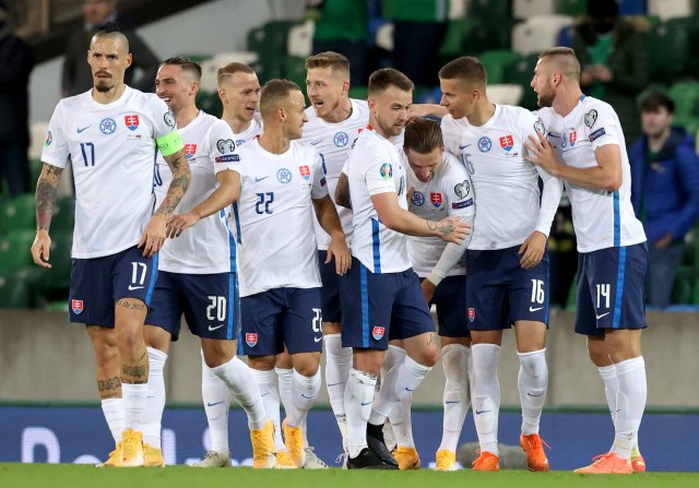 Slováci oslavují vstřelenou branku v utkání proti Severnímu Irsku