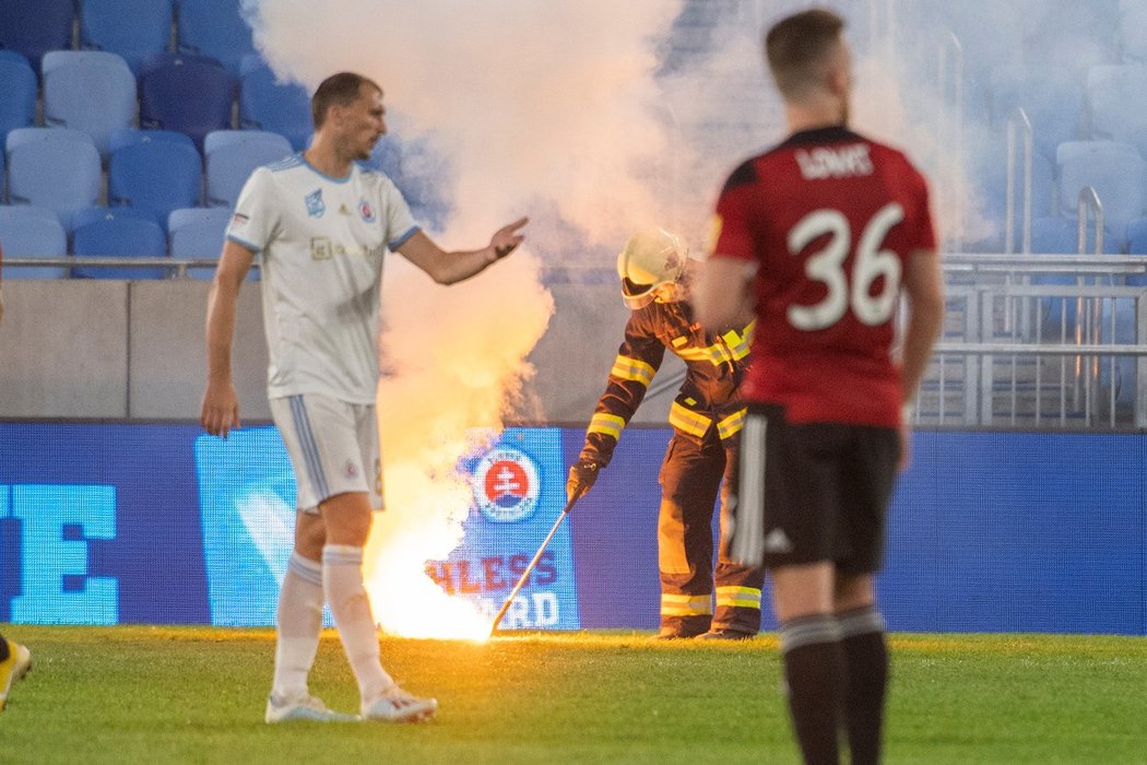 Hasiči měli spoustu práce s pyrotechnikou domácích příznivců