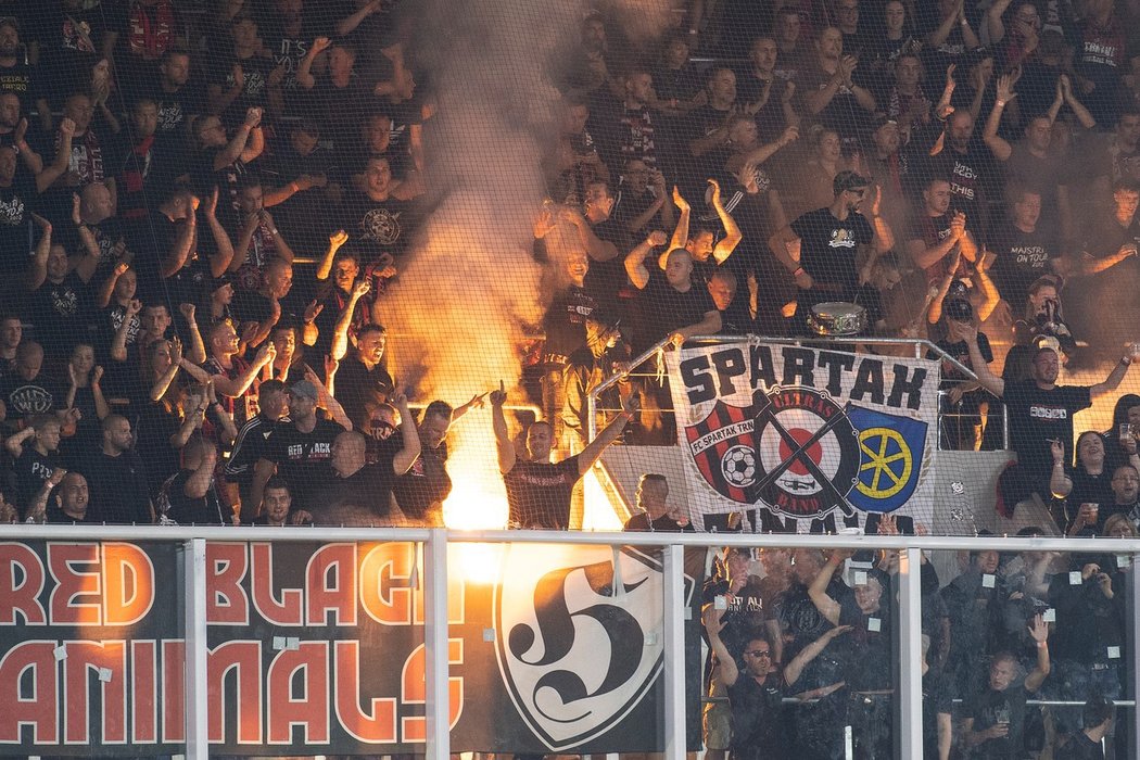 Fanoušci trnavského Spartaku během duelu se Slovanem Bratislava