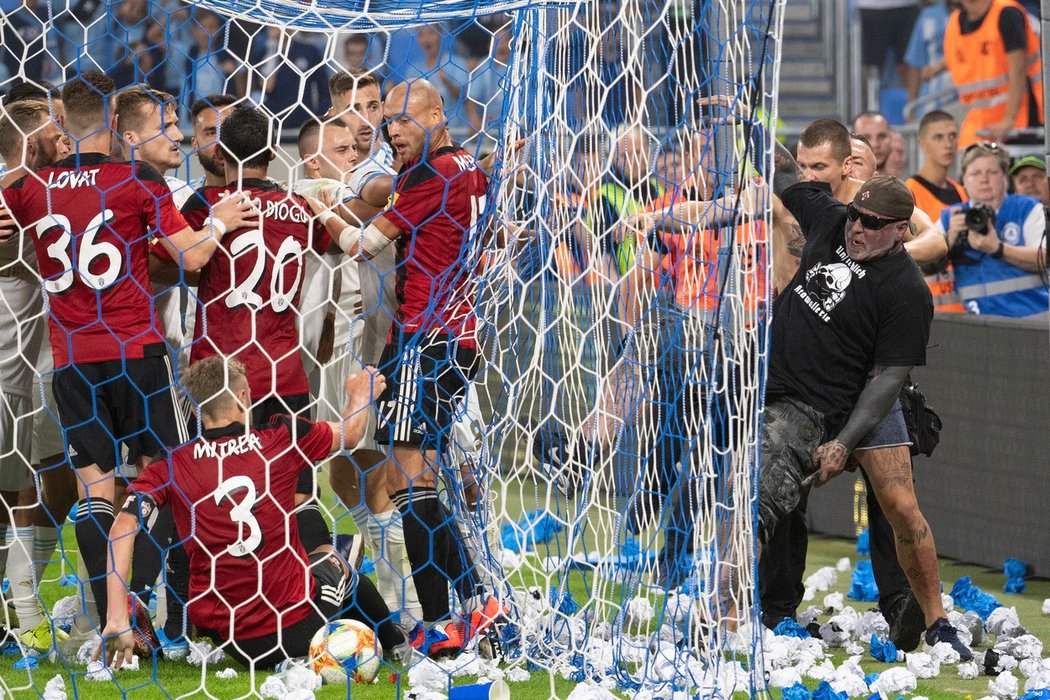 Šarvátka během nastavení duelu, která vyústila v kopanec jednoho z fanoušků