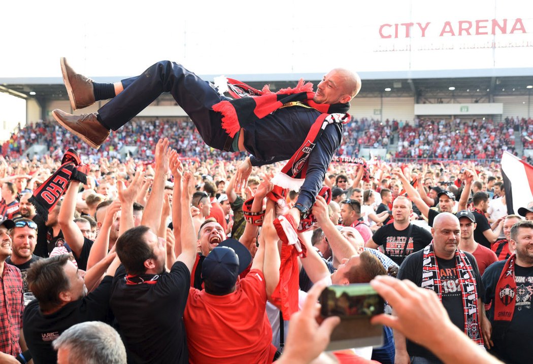 Bouřlivé oslavy mistrovského titulu. Trnava se jej dočkala po 45 letech, Na snímku léta do vzduchu trenér Spartaku Nestor El Maestro