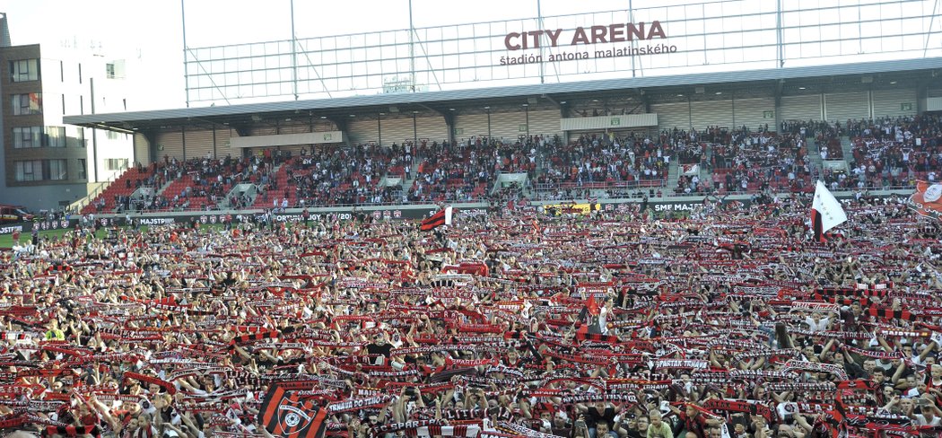 Zaplněná tribuna moderního trnavského stadionu