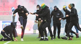 Divočina v Trnavě! Šlágr ligy se nedohrál, fans se rvali přímo na hřišti