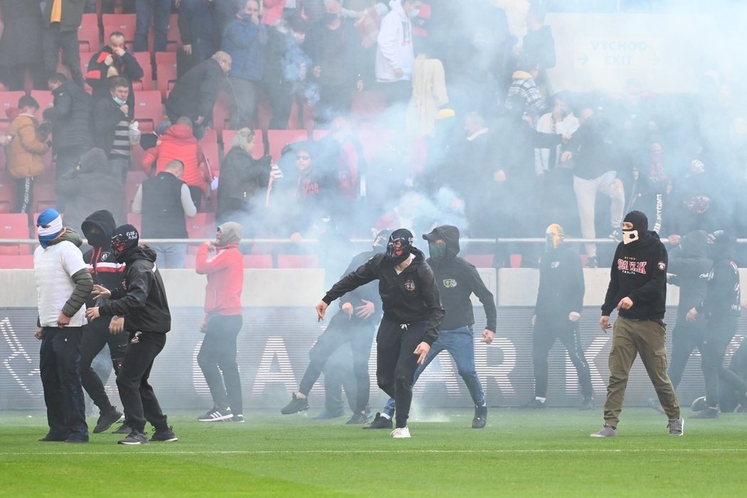 Fanoušci obou táborů se porvali přímo na hřišti