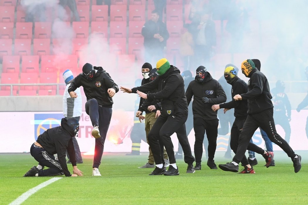 Fanoušci obou táborů se porvali přímo na hřišti