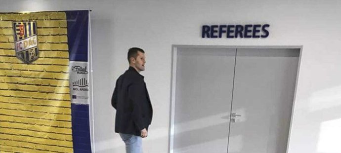 Snímek, který naštval Trnavu - sportovní ředitel Slovanu vchází během poločasu na stadionu Dunajské Stredy za sudími