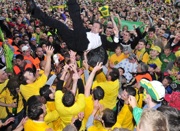 Pavel Hapal nad hlavami fotbalistů Žiliny po zisku slovenského titulu Pavel Hapal nad hlavami fotbalistů Žiliny po zisku slovenského titulu
