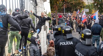 Střety na Slovensku. Fans se dobývali na vládu, policie použila vodní dělo