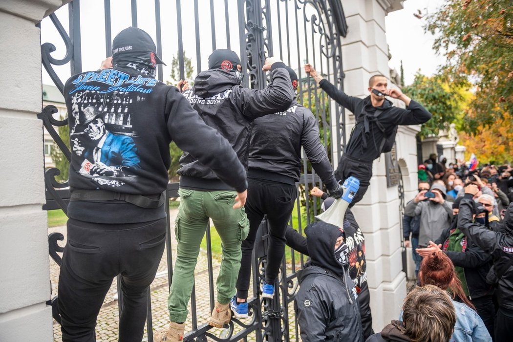 Slovenští fans protestovali před úřadem vlády