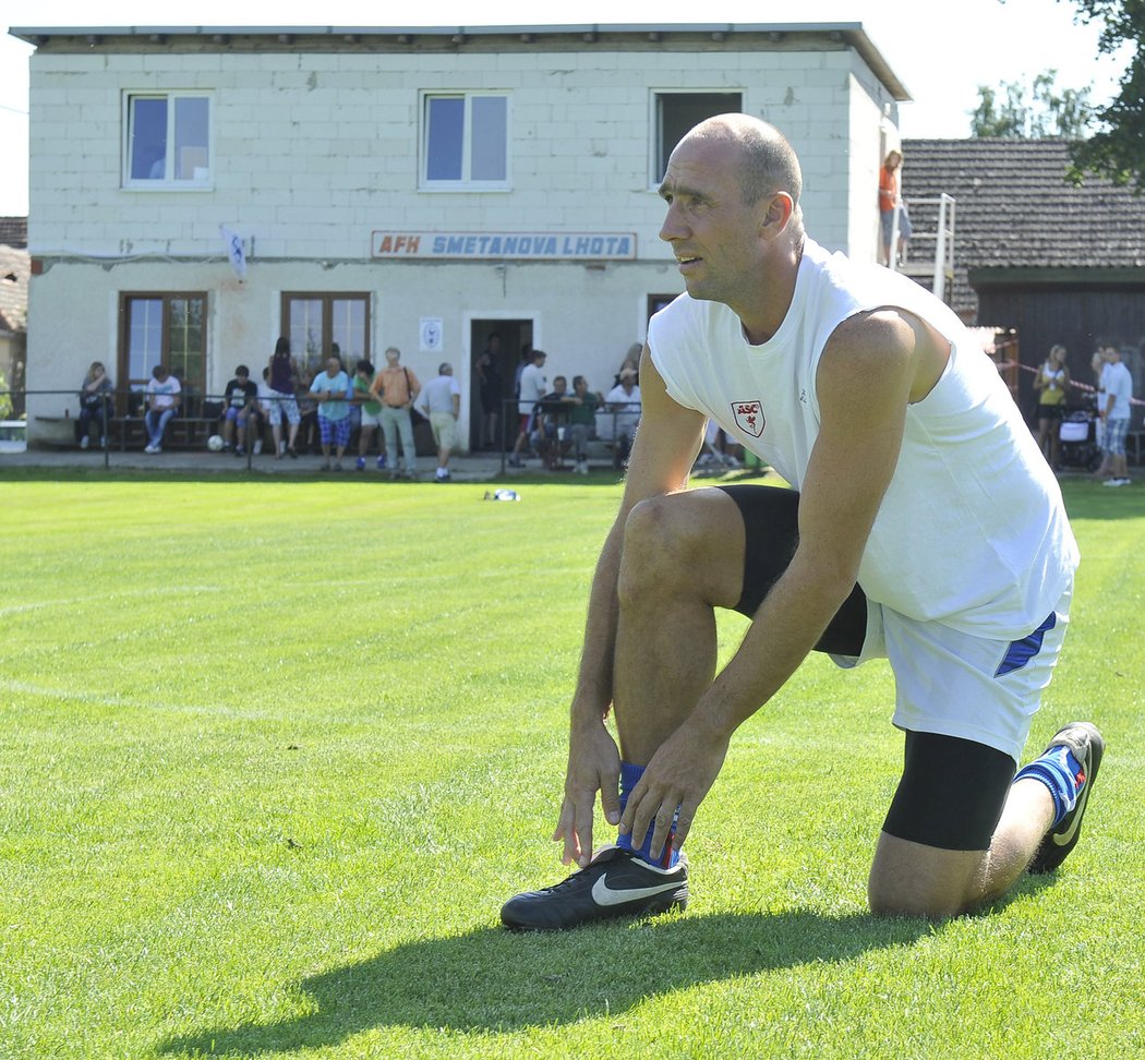 Jan Koller během svého prvního utkání po návratu do rodné Smetanovy Lhoty