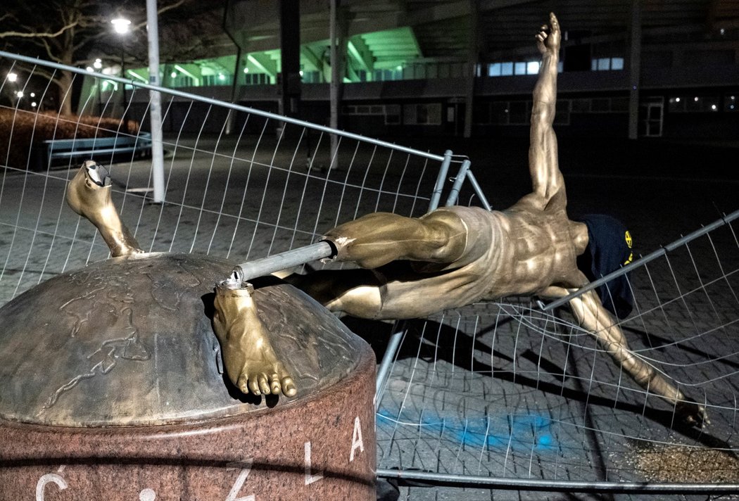 Vandalové opět zaútočili na sochu Zlatana Ibrahimovice v Malmö.