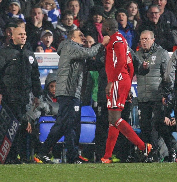 Sol Bamba z Cardiffu se nenechal uklidnit ani trenérem Neilem Warnockem.