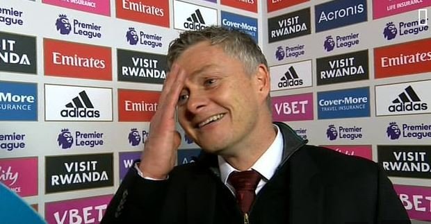 Ole Gunnar Solskjaer čelil kritice za smích během rozhovoru po porážce