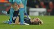 Zraněný český záložník Tomáš Souček při zápase West Hamu proti Southamptonu během Anglického poháru
