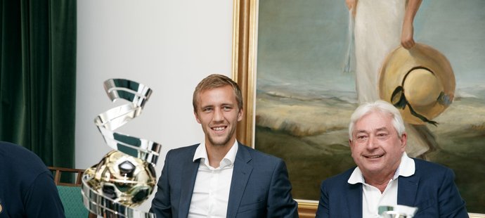 Nejlepší český fotbalista v roce 2020, záložník anglického West Hamu Tomáš Souček se svým agentem Pavlem Paskou