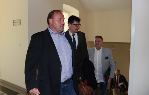 Roman Rogoz přichází k soudu v Plzni, za ním na schodech Roman Berbr