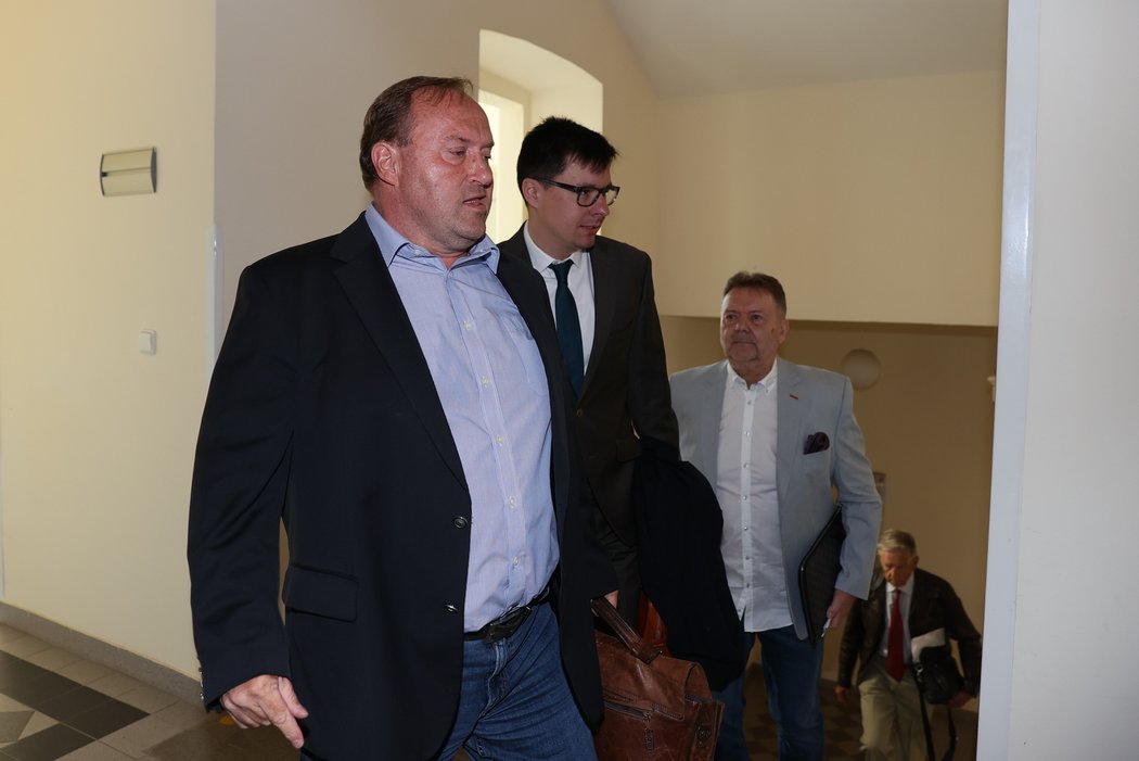 Roman Rogoz přichází k soudu v Plzni, za ním na schodech Roman Berbr