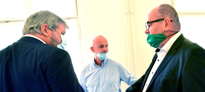 Miroslav Pelta se zdraví s Miroslavem Janstou (vlevo) před prvním jednání soudu