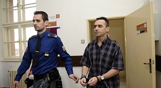 Bývalý ligový kouč Hřídel: obtěžuje expřitelkyni, zavřeli ho do vazby, hrozí mu vězení